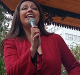 Esther Marisol le cantó a Oruro en la plaza 10 de Febrero 