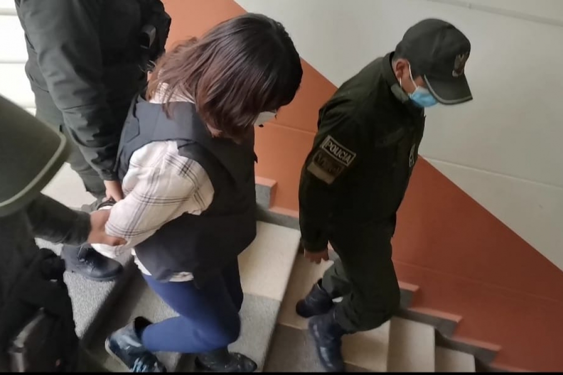 Una madre intentó degollar a sus pequeñas hijas con un cuchillo