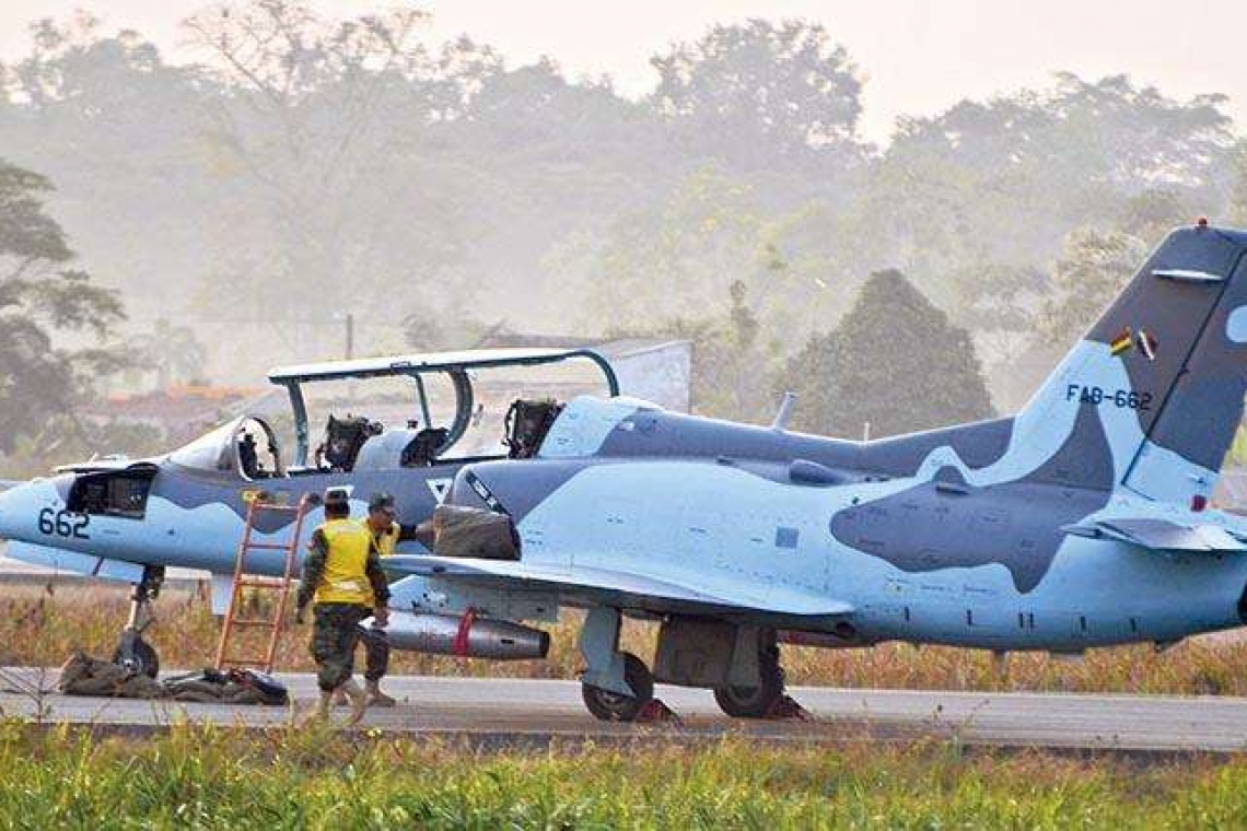 Avión de la FAB se estrella a una casa en Sacaba y muere una mujer
