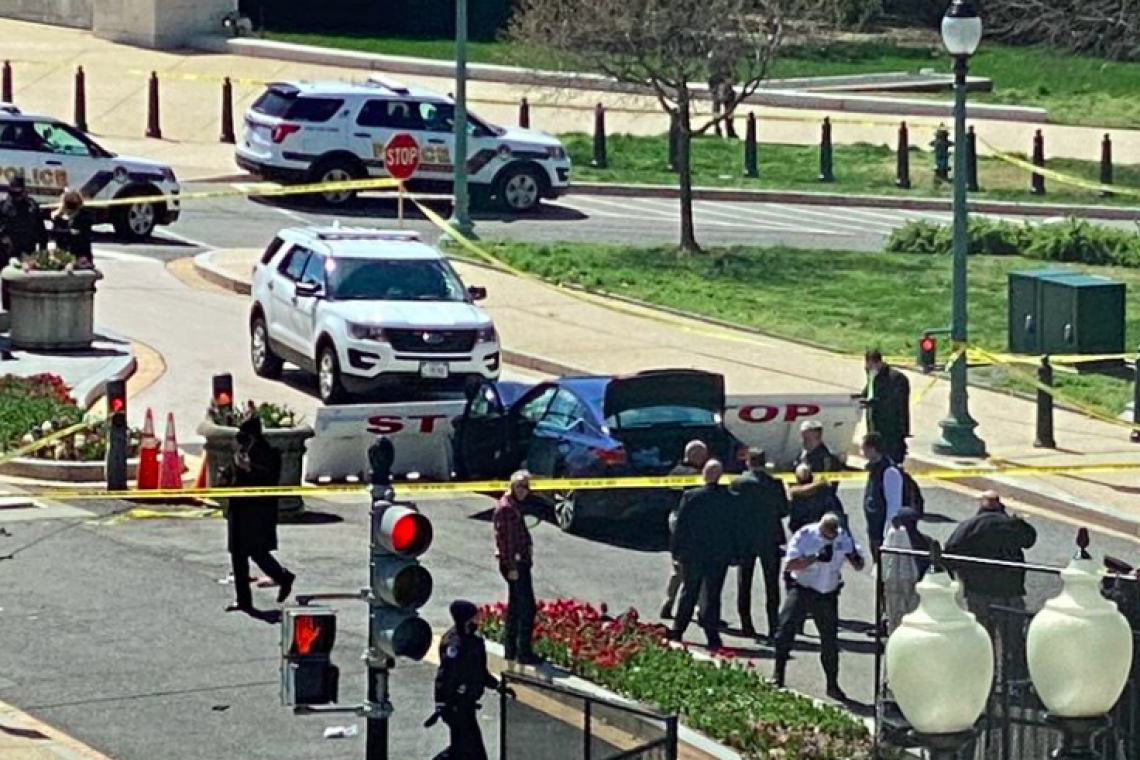 Un atacante atropelló a dos guardias frente al Capitolio en Washington, mató a uno y luego fue abatido por la policía