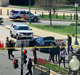 Un atacante atropelló a dos guardias frente al Capitolio en Washington, mató a uno y luego fue abatido por la policía