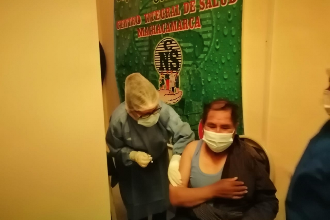 CNS inició la vacunación contra la Covid-19 en área rural de Oruro 