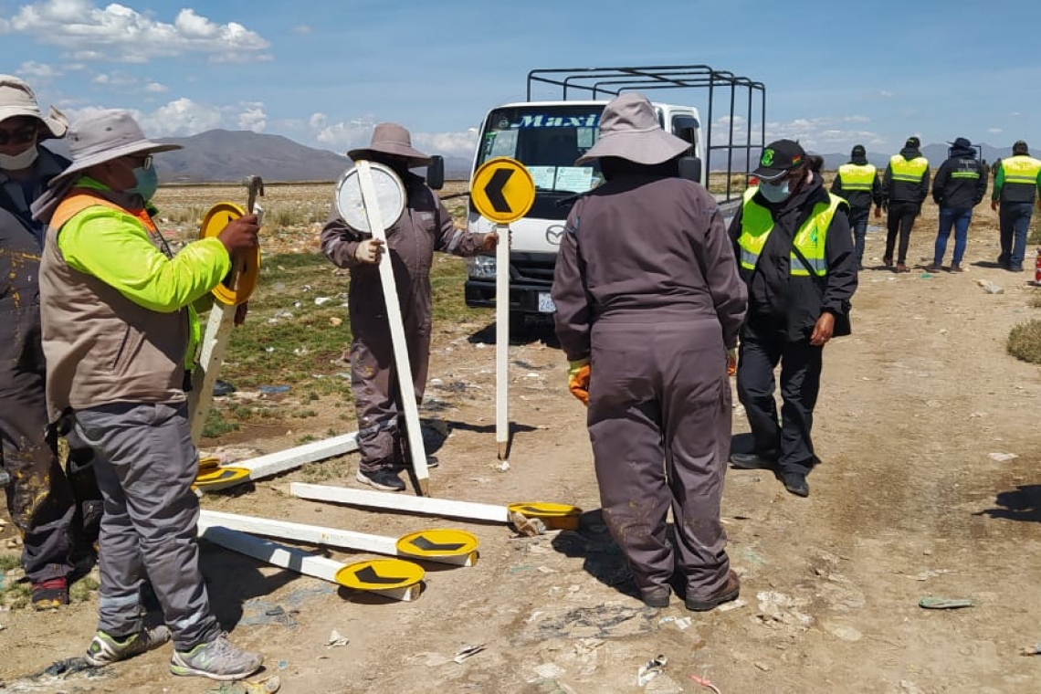 Ingreso al sector contaminado del lago Uru Uru cuenta con señalización vial 