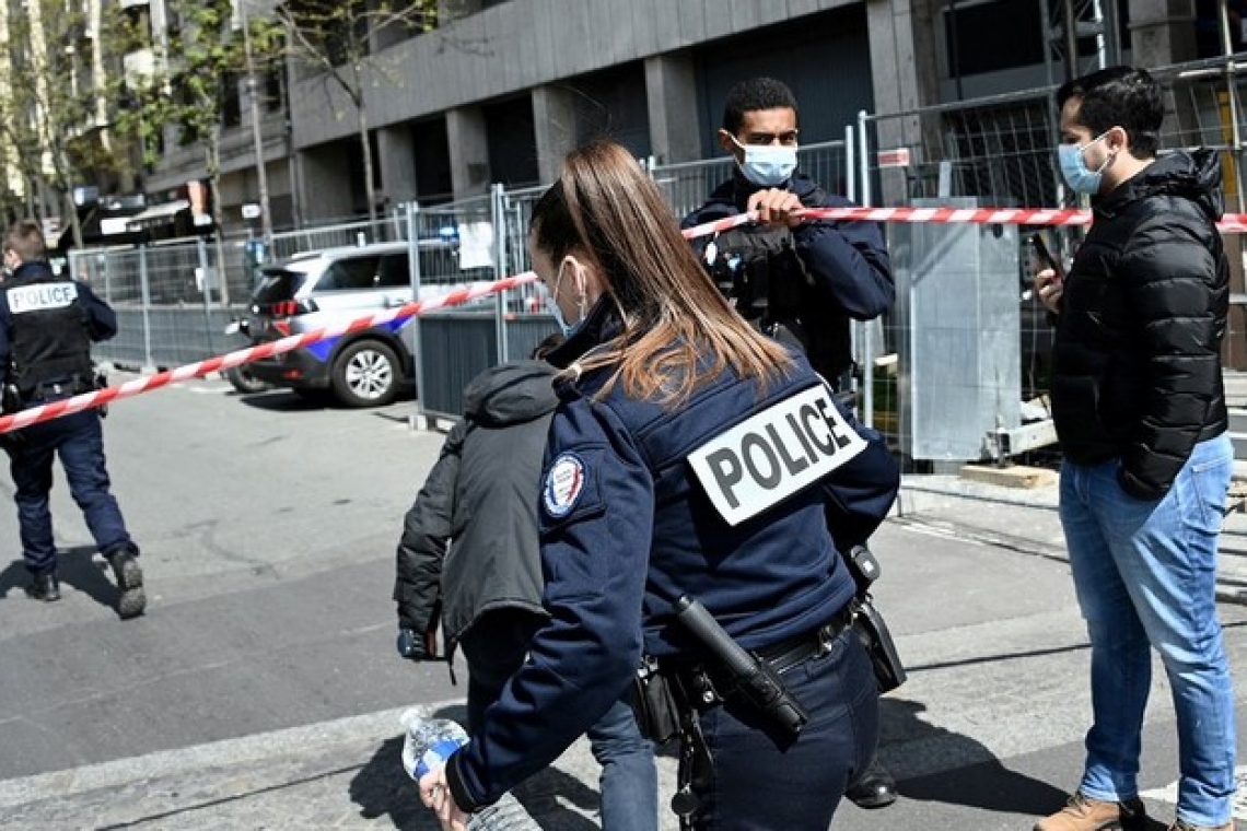 Tiroteo afuera de un hospital en París: hay un muerto, un herido y el sospechoso está prófugo