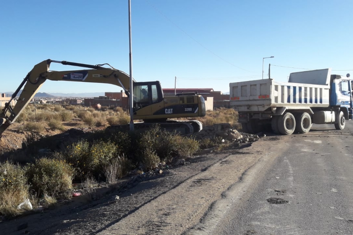 Alcaldía repone zanjas para evitar asentamientos y saqueo en Arenales de Cochiraya