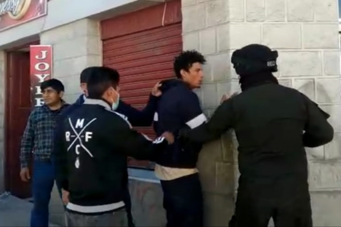 Sujeto intenta robar una  joyería a plena luz del día