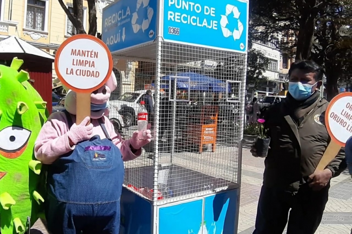 Cambiarán dos botellas de plástico por un plantín