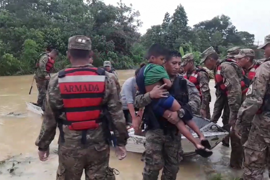Navales rescatan a familias del desborde de ríos en Puerto Villarroel
