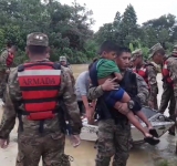 Navales rescatan a familias del desborde de ríos en Puerto Villarroel