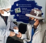 De un aproximado de 400 adultos mayores en Alto Oruro se vacunó a 80