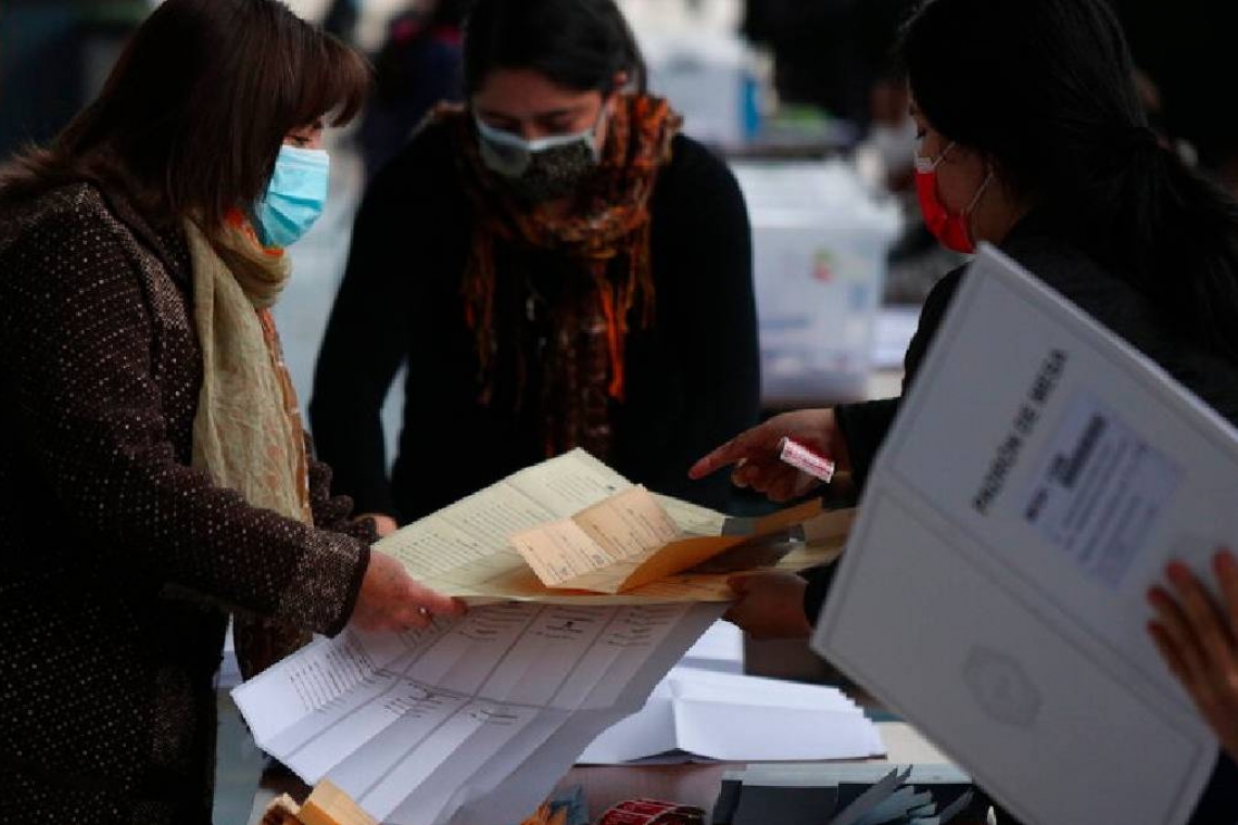 La participación en los históricos comicios de Chile apenas superó el 43 %