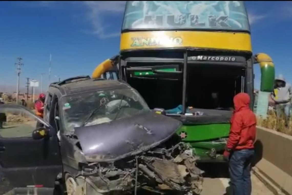Colisión entre un “surubí” y un bus en la doble vía Oruro-La Paz deja a 4 personas heridas