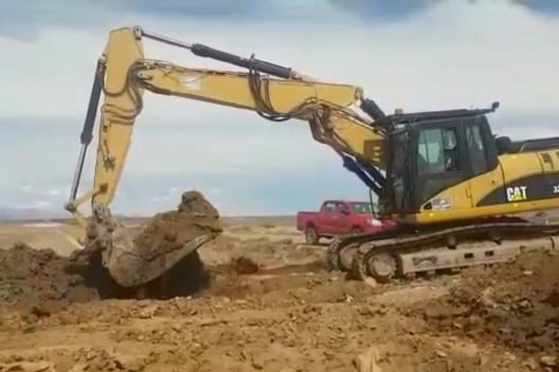 Empresas apoyan con maquinaria pesada intervención en Lago Uru Uru