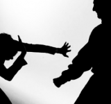 Sujeto aparentemente “drogado” golpeó a  su pareja al extremo de “mandarla al hospital”