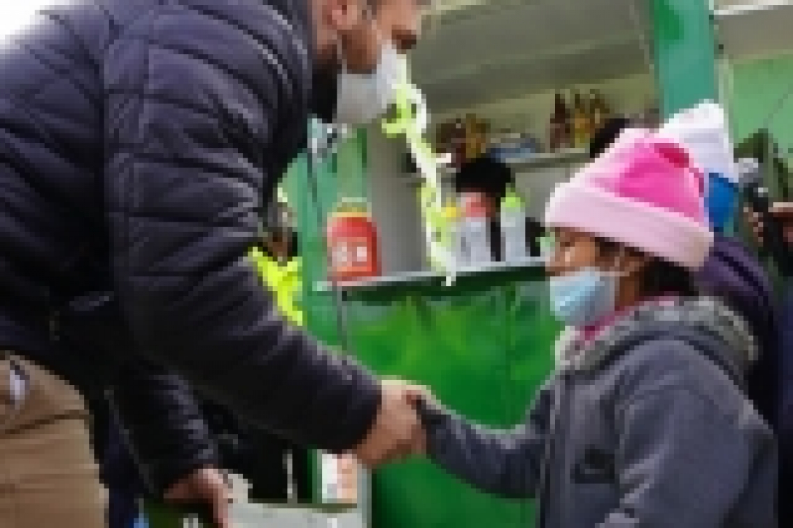 Policía entrega herramientas e insumos a familias de escasos recursos en El Alto