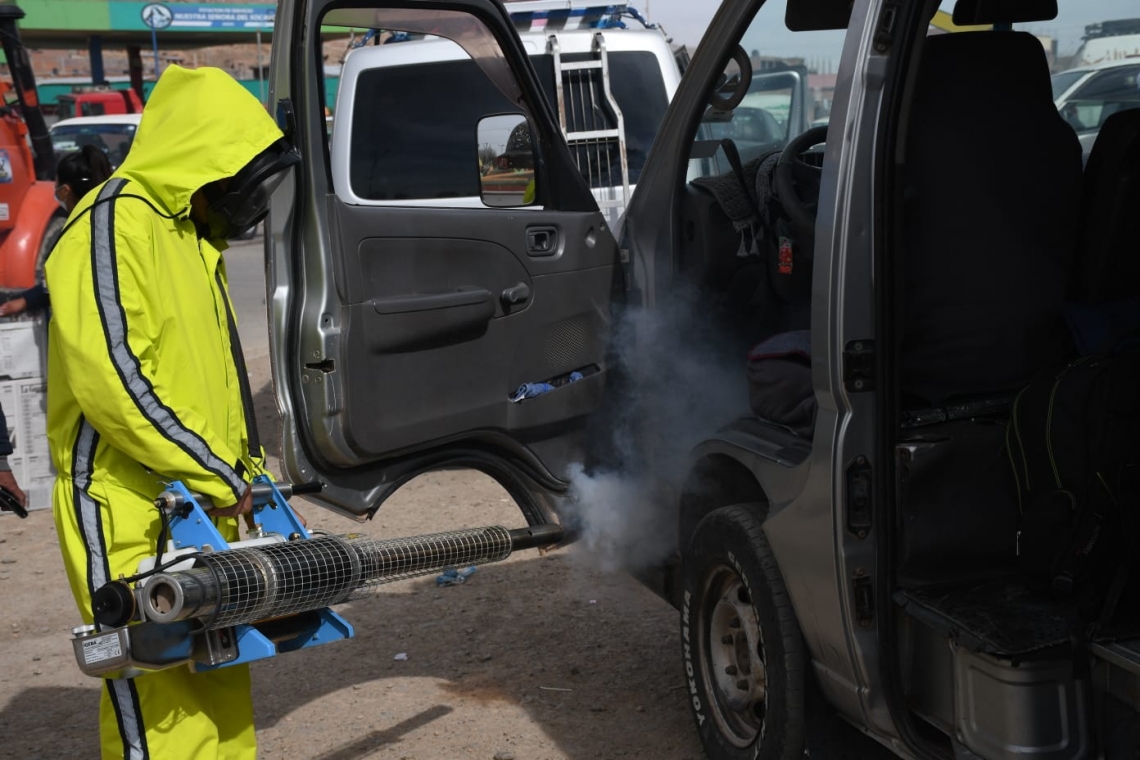 Fumigan minibuses de transporte urbano e interprovincial