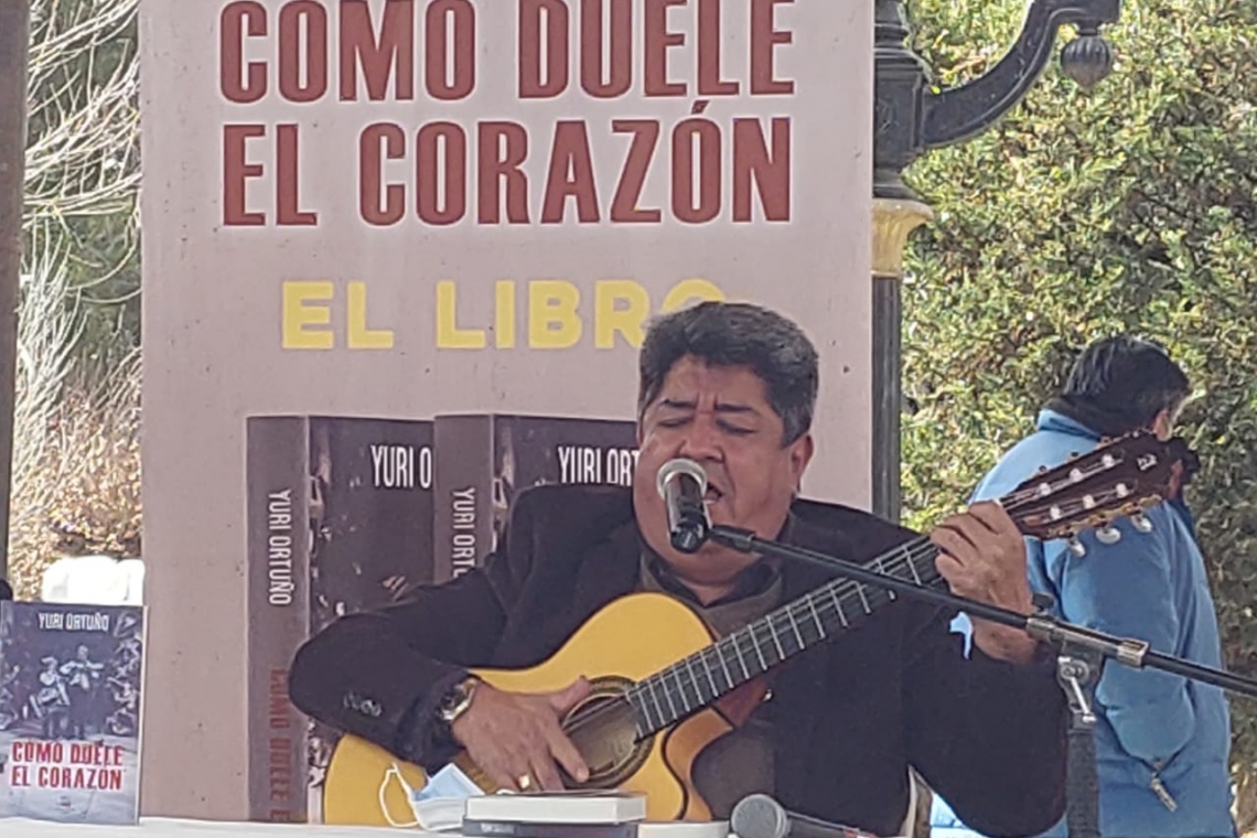 De cantante a escritor, Yuri Ortuño presenta su primera obra literaria