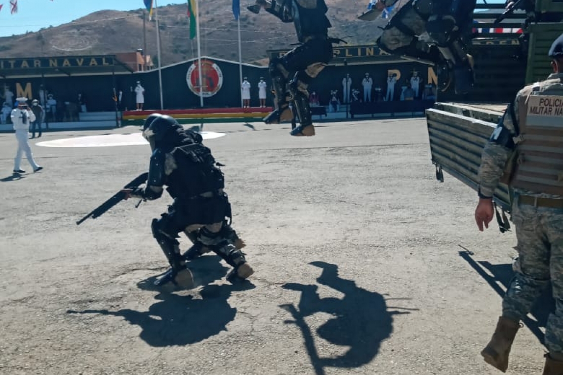 Sargentos se gradúan del curso de Policía Militar Naval en Cochabamba