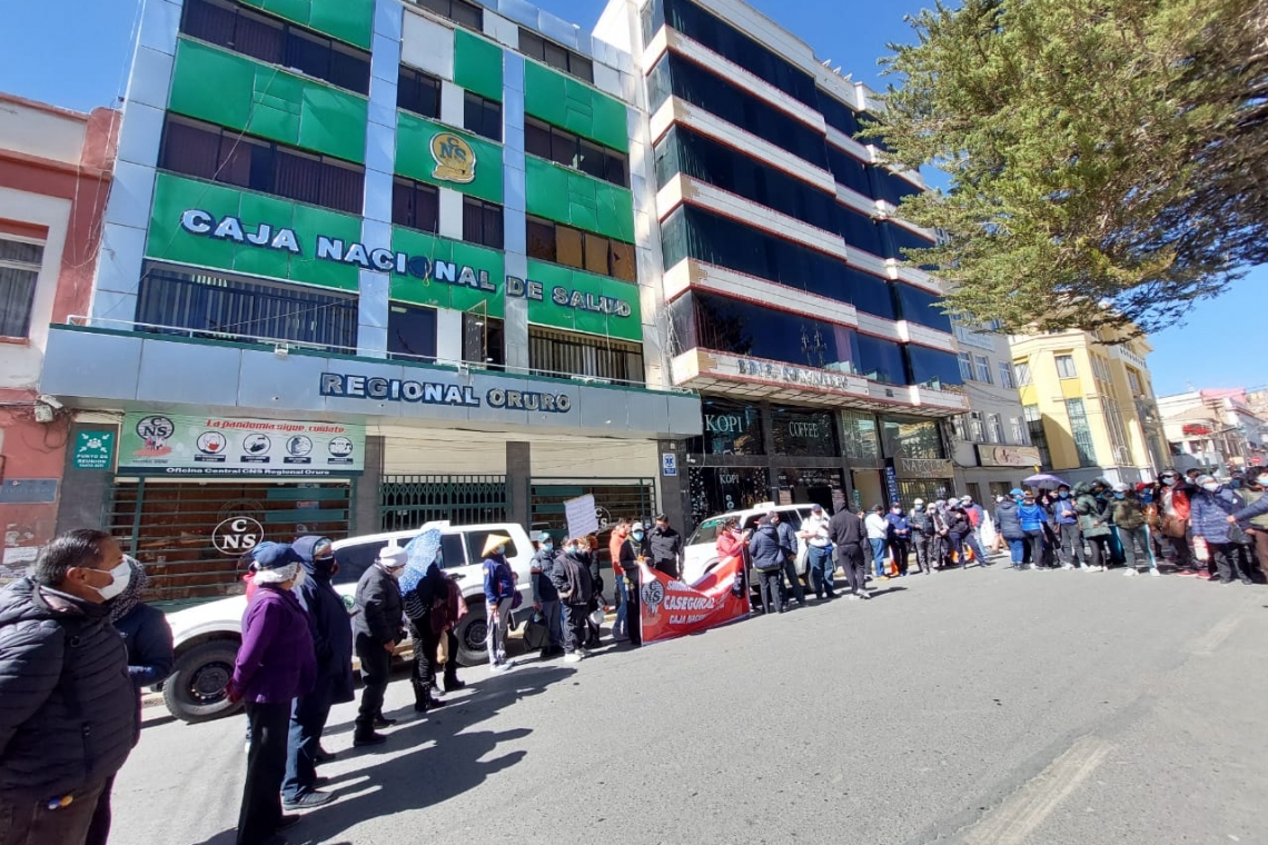 Trabajadores de la CNS cumplen paro de 72 horas con una marcha contra la gerente Gallegos