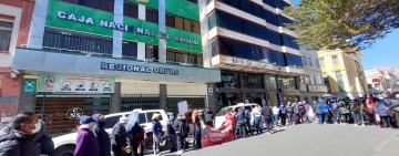 Trabajadores de la CNS cumplen paro de 72 horas con una marcha contra la gerente Gallegos