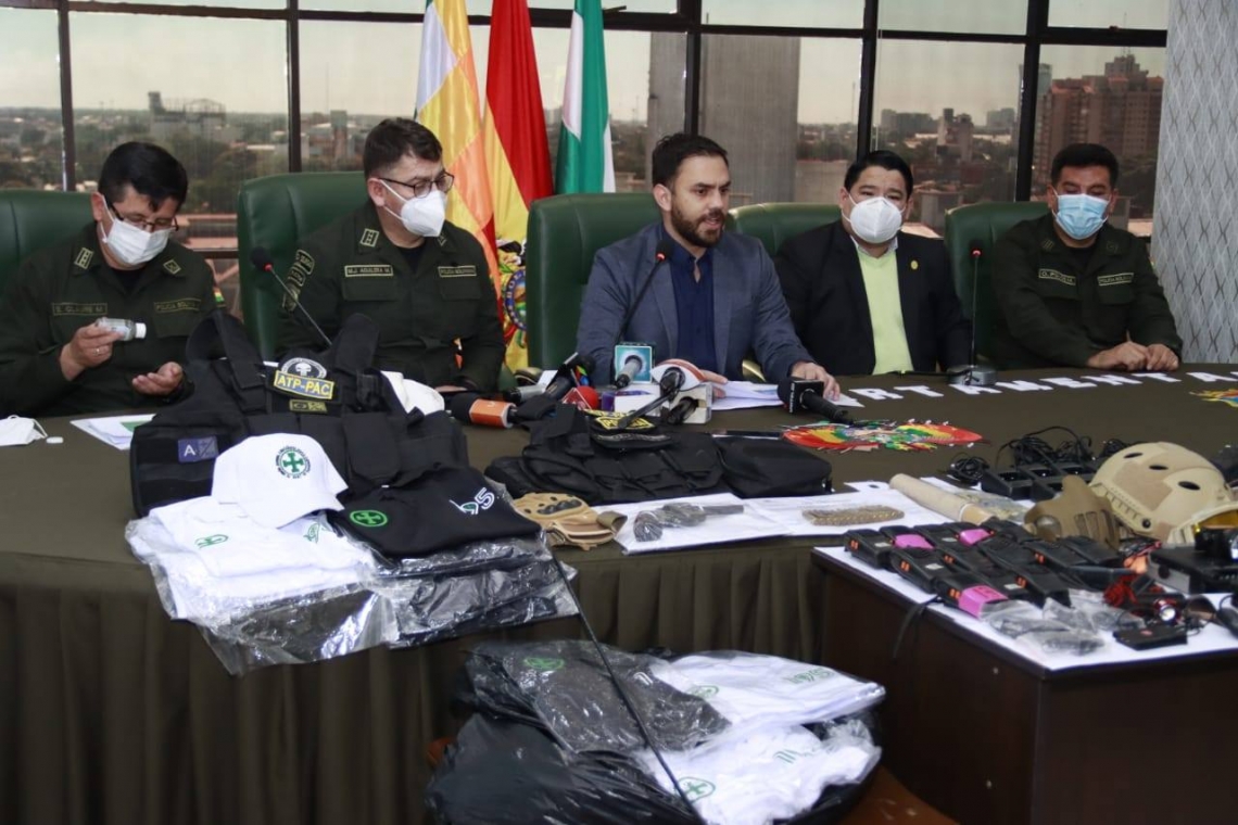 Policía descubre a jóvenes en poder de armas y uniformes policiales