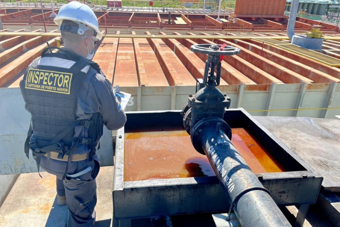 Inspeccionan barcazas con bandera extranjera que importaron combustible en el Canal Tamengo