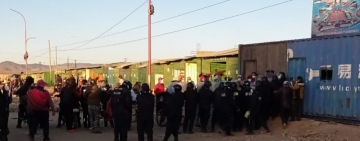 2 policías resultan heridos durante la acción de retiro de casetas ilegales en la zona sureste