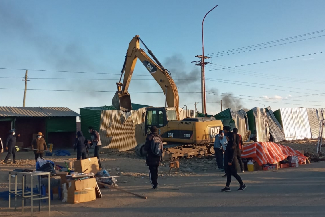 Retiran casetas asentadas ilegalmente en la avenida 6 de Agosto y Circunvalación