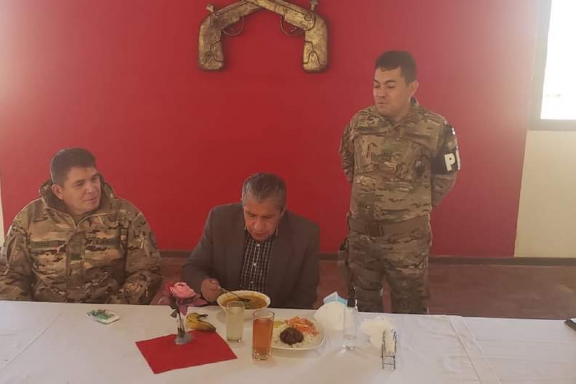 Ministro Novillo degusta rancho de tropa de la Policía Militar en Cochabamba