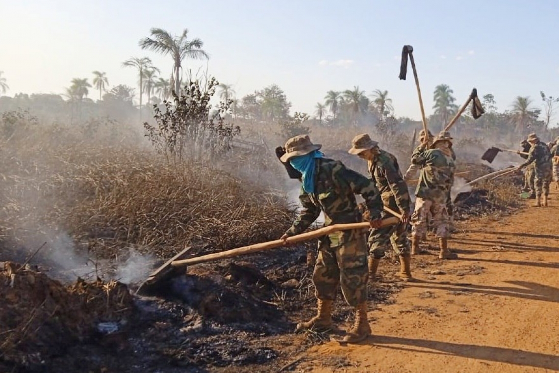 Marinos intervienen y mitigan incendio en Guayaramerín frontera con Brasil