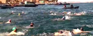 Navales cruzan el estrecho de Tiquina en prueba del valor en seguridad y rescate