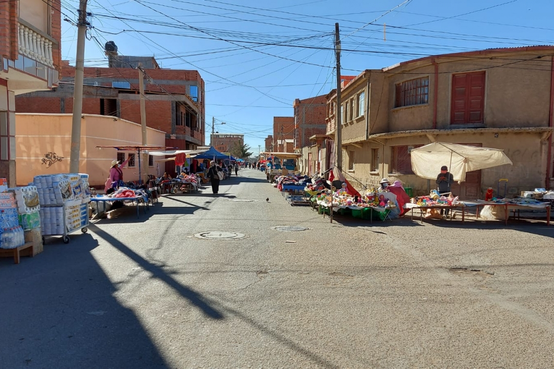 Se expanden puestos en el mercado Kantuta y la alcaldía afirma que no existe autorización