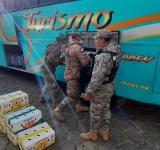Navales comisan alimentos de contrabando en Tiquina