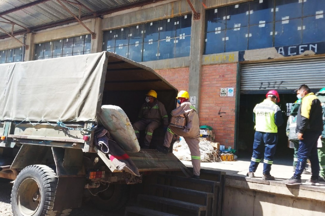 Armada Boliviana entrega a la Aduana mercadería comisada en Copacabana