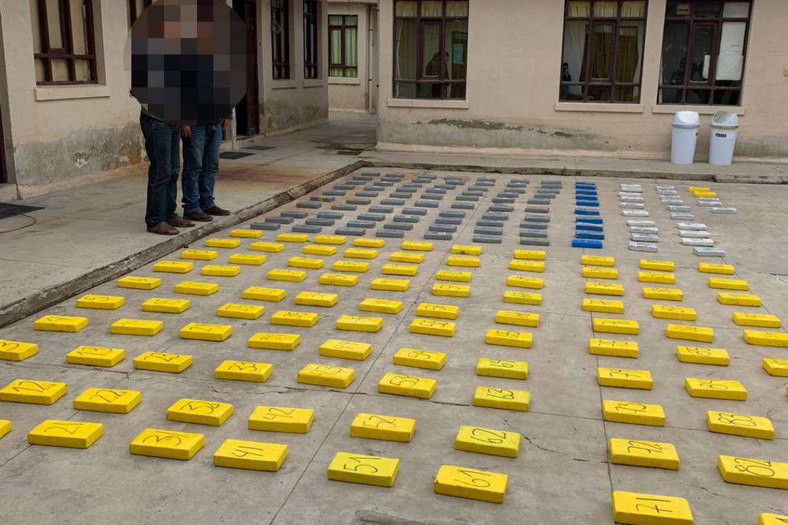 Fiscalía y FELCN capturaran a dos sujetos en posesión de 216 kilos de cocaína en Oruro