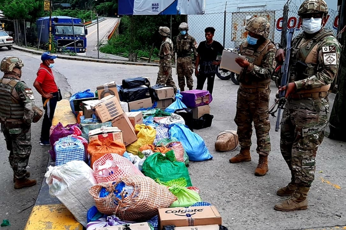 Marinos frenan ingreso de 104 cajas con productos de contrabando en Bermejo