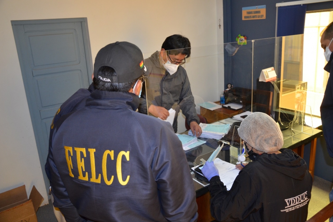Arrestan a dos personas en control de farmacias y laboratorios por COVID-19