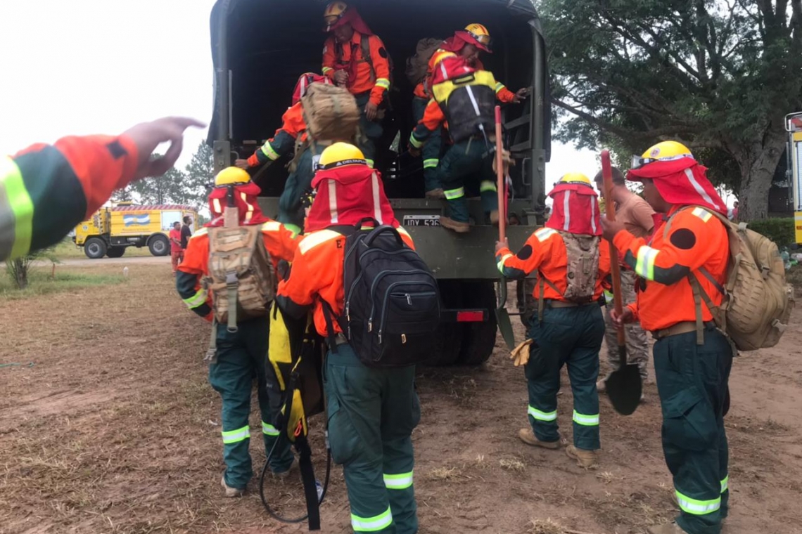 Militares de Bolivia controlan incendios en provincia de Argentina