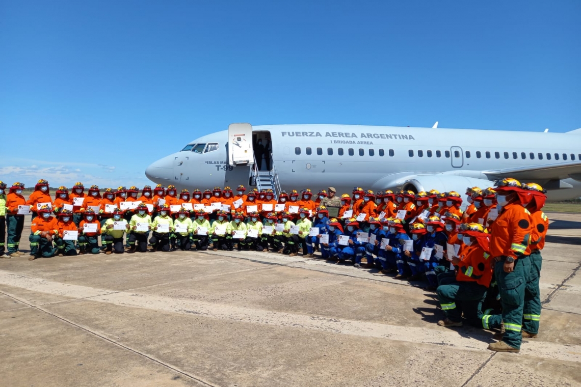 Regresa contingente militar que sofocó incendios forestales en Argentina