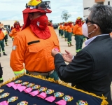 Condecoran a militares que sofocaron incendios forestales en Argentina