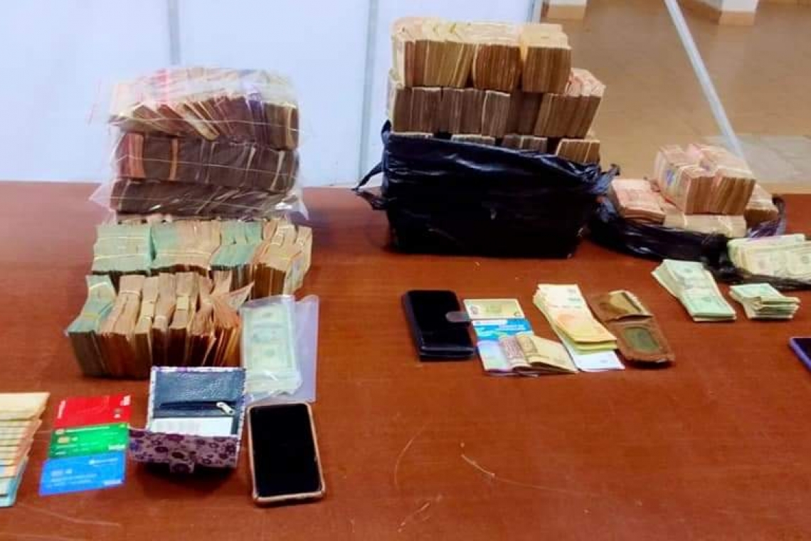 CEO detiene a 3 personas en poder de Bs 400 mil pegado al cuerpo en Villa Montes
