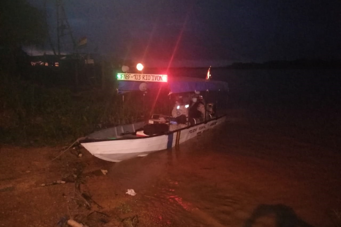 Navales rescatan a mujer embarazada en Río Beni