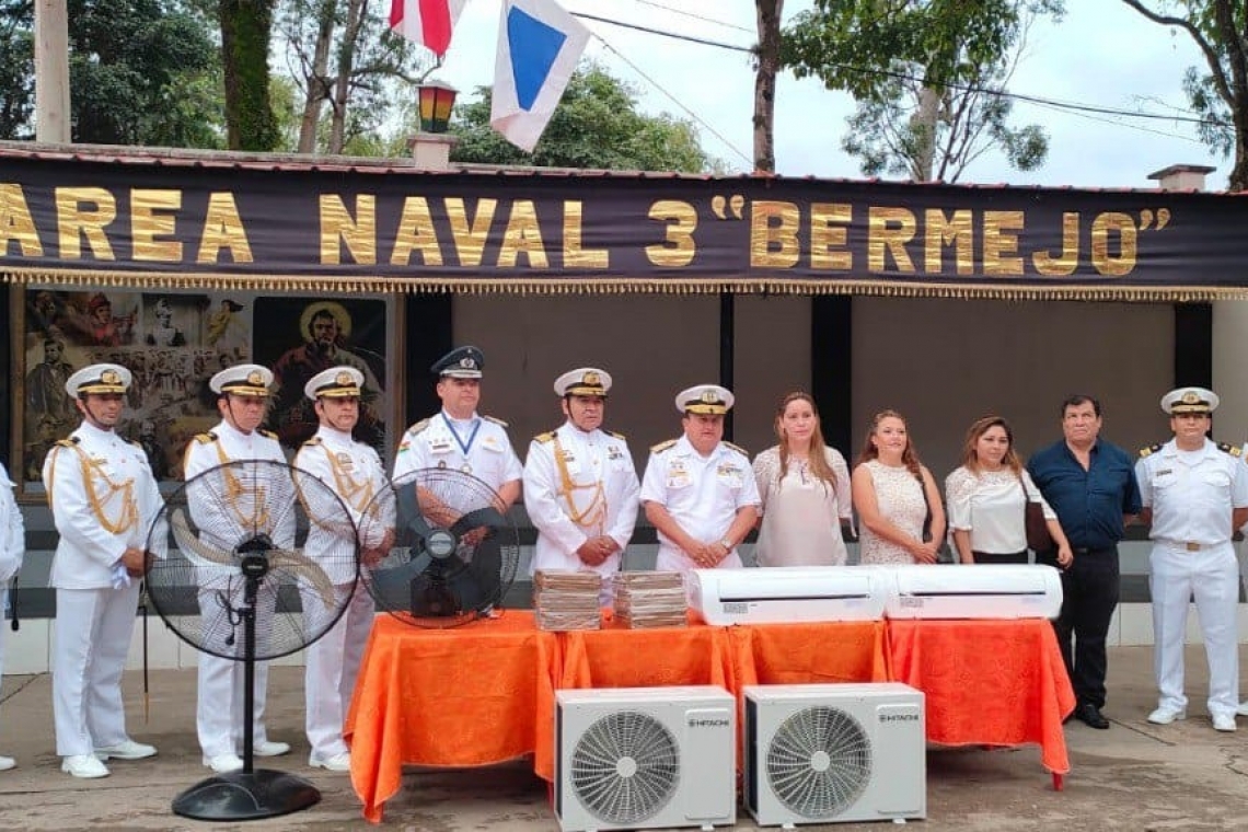 Damas navales entregan ventiladores y juegos de ropa de cama en Bermejo