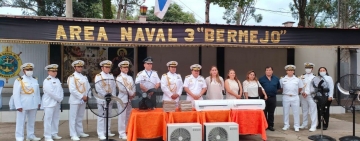 Damas navales entregan ventiladores y juegos de ropa de cama en Bermejo