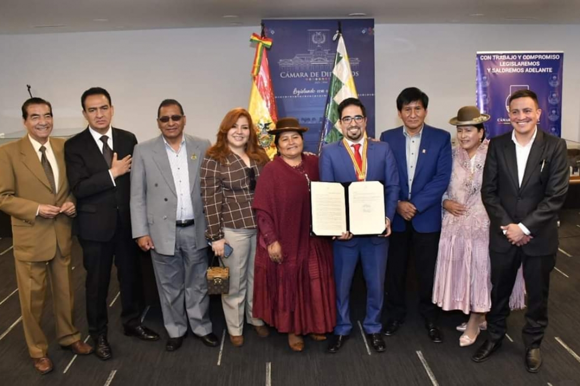 Legislativo entrega reconocimiento póstumo a Carlos Palenque