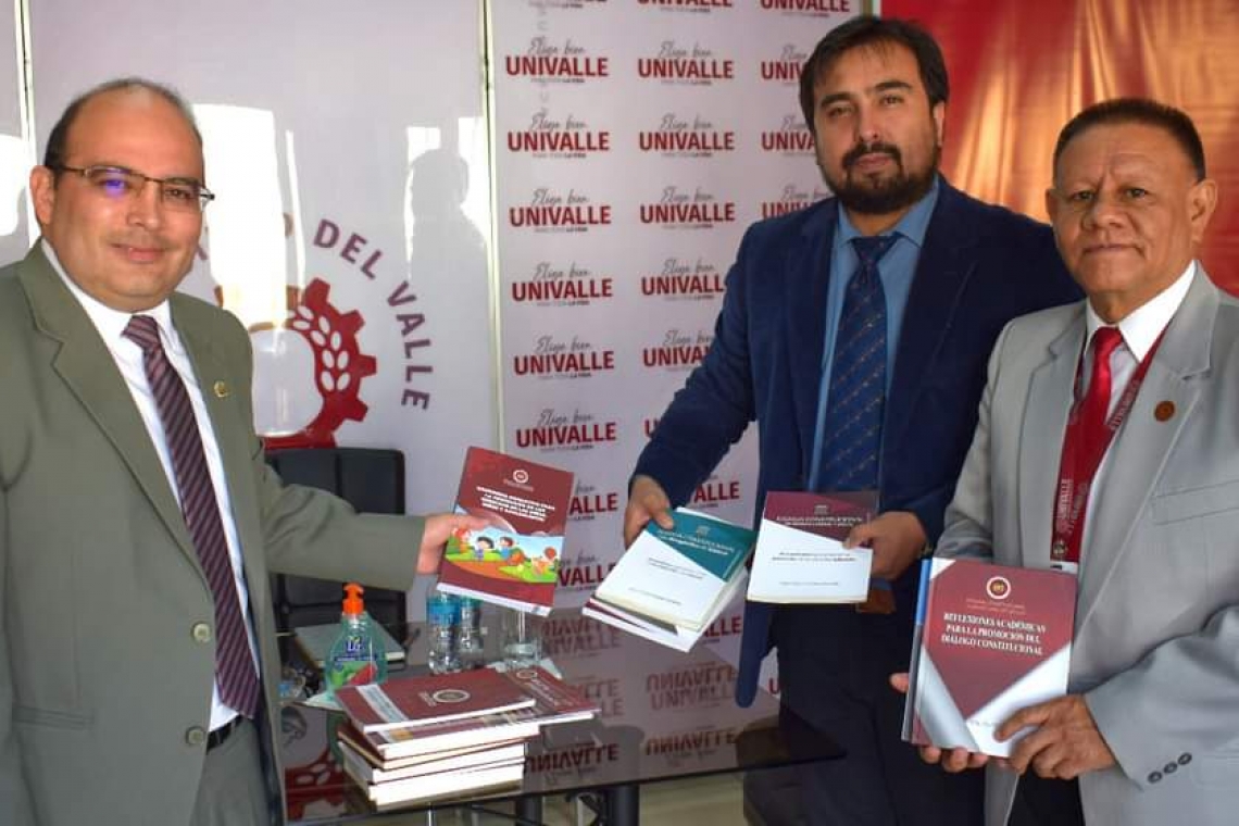 Presidente del Tribunal Constitucional dona lote de libros a Univalle