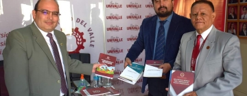 Presidente del Tribunal Constitucional dona lote de libros a Univalle