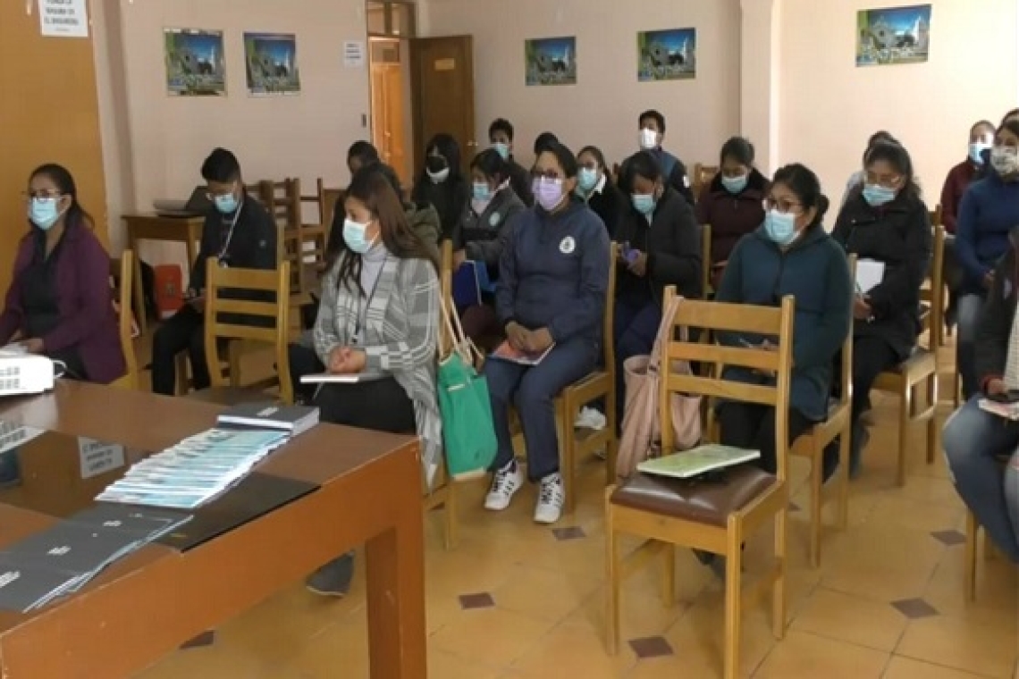 Personal en salud de Poopó se capacita para captar pacientes con cataratas