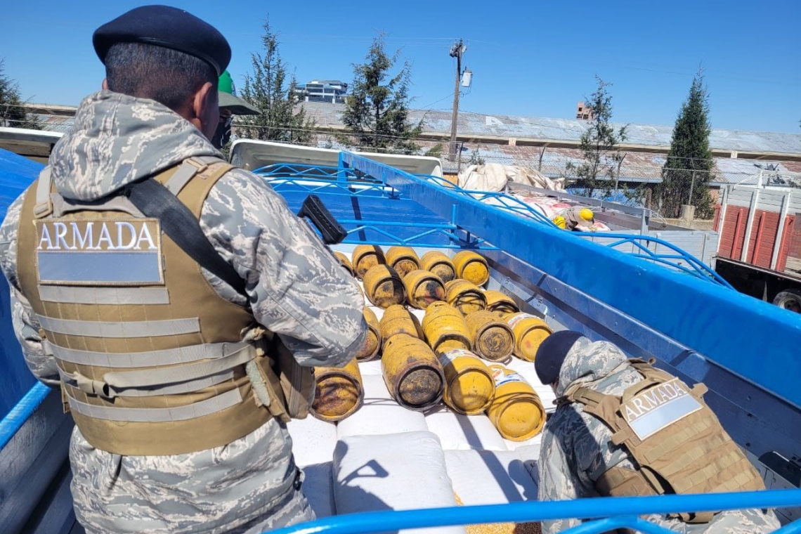 Armada remite a la Aduana tres camiones con mercadería de contrabando en Tiquina