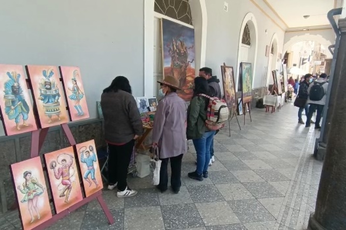 Artistas plásticos tuvieron que exponer sus obras en la calle por falta de espacio